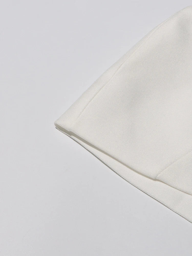 Vestido Longo Bicolor com Decote Reto – Cintura Alta e Saia Plissada em Silhueta Escultural