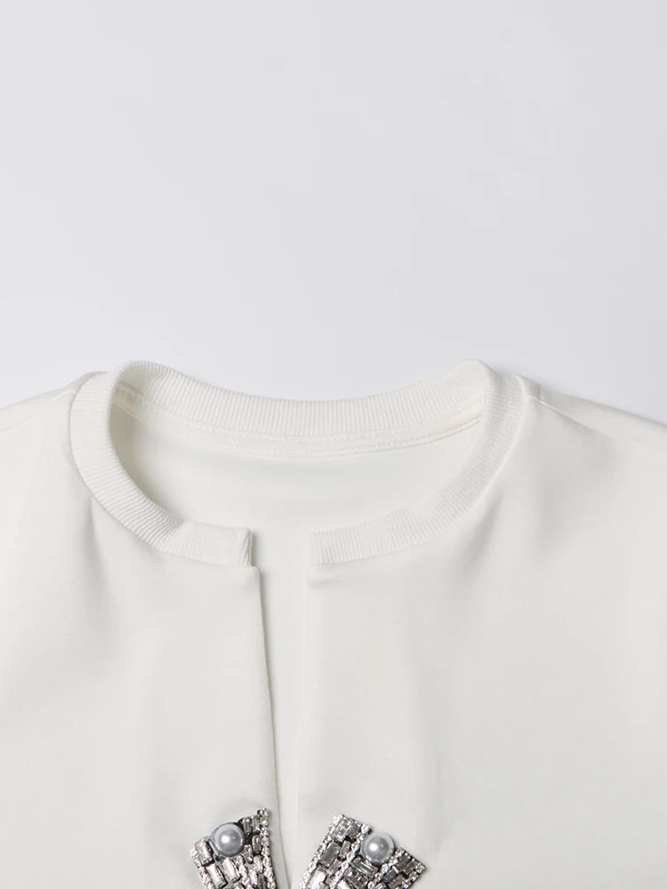 T-shirt Feminina Bordada à Mão com Cristais – Elegância e Exclusividade