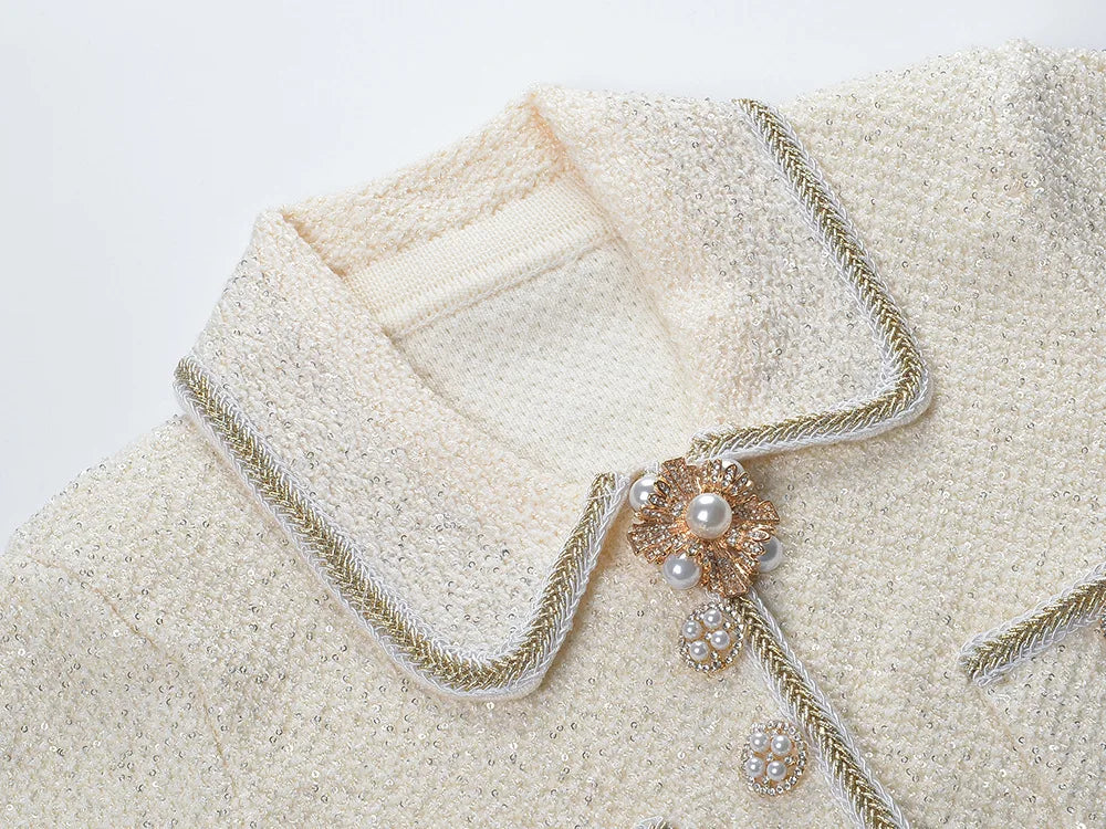 Vestido Tweed com Pérolas e Botões de Cristal – Silhueta Slim e Elegância Atemporal
