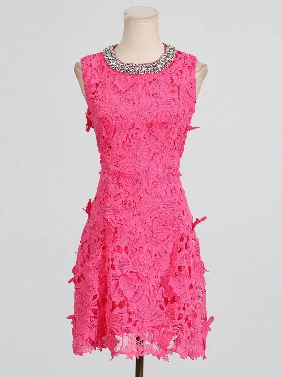 Vestido com Renda e Pedrarias – Design Elegante e Silhueta Refinada