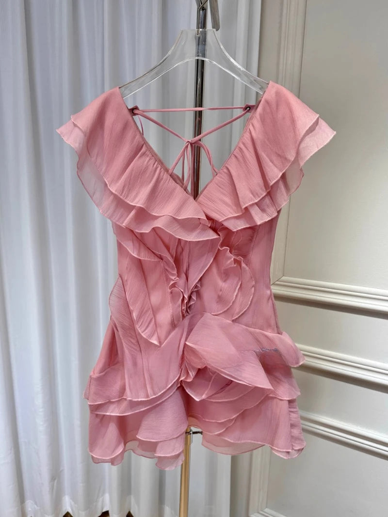 Vestido Curto com Babados – Ombro a Ombro e Modelagem Slim