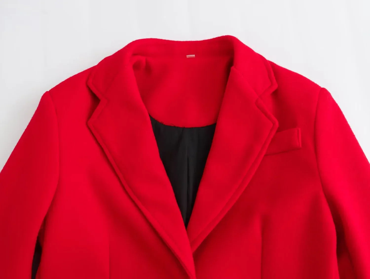 Sobretudo Longo Vermelho – Elegância Atemporal com Toque Casual