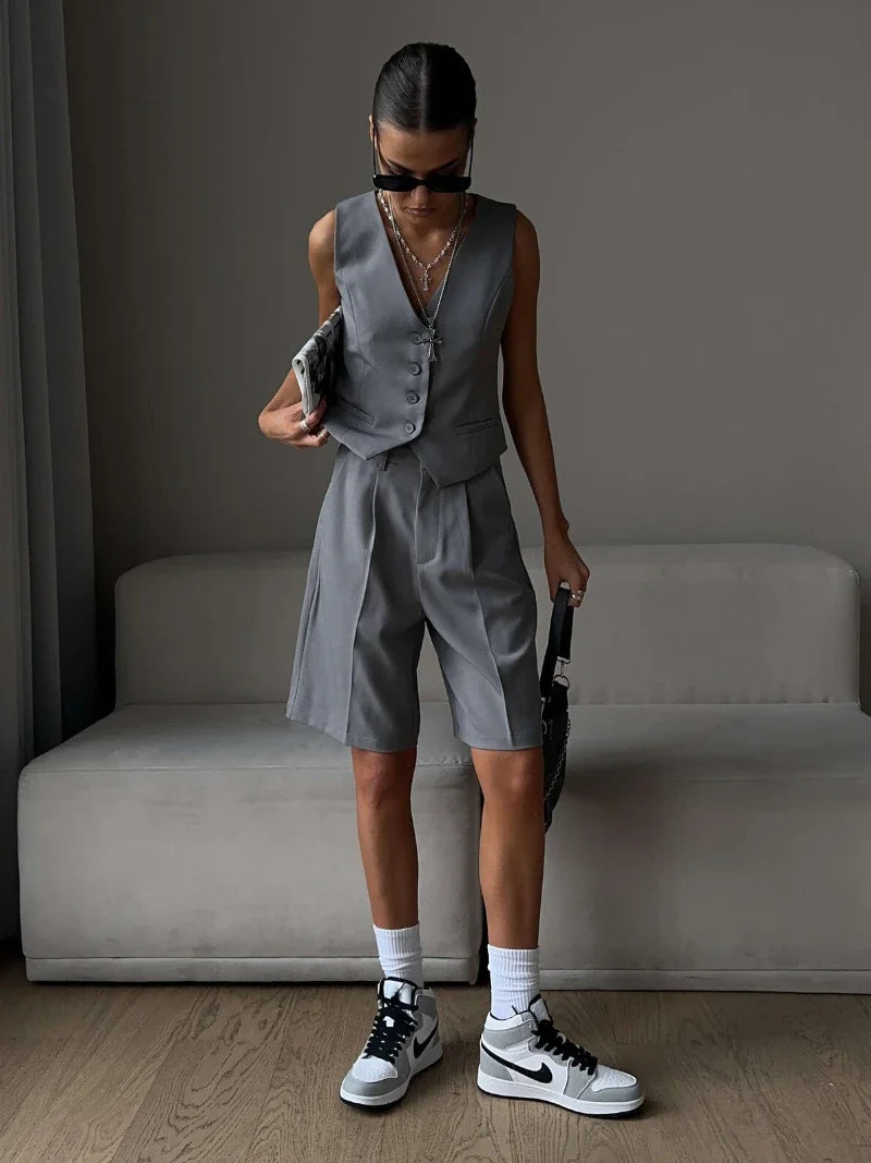 Conjunto Alfaiataria bermuda e colete elegante
