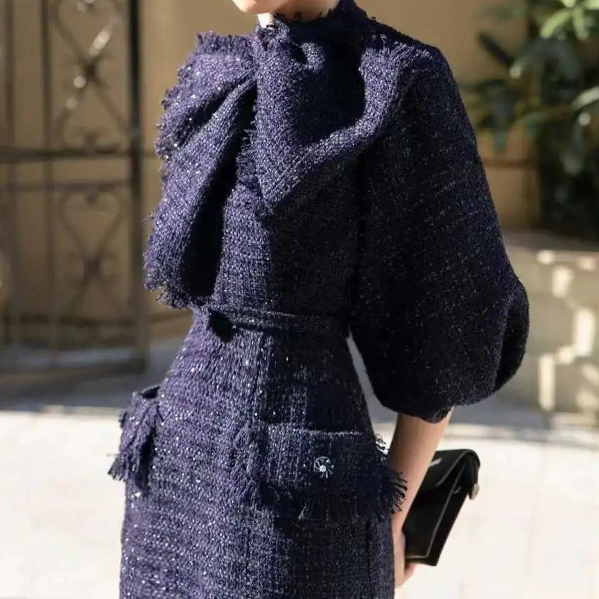 Vestido Tweed – Laço com Tassel, Manga Bufante, Cintura Alta, Slim Vintage Elegante