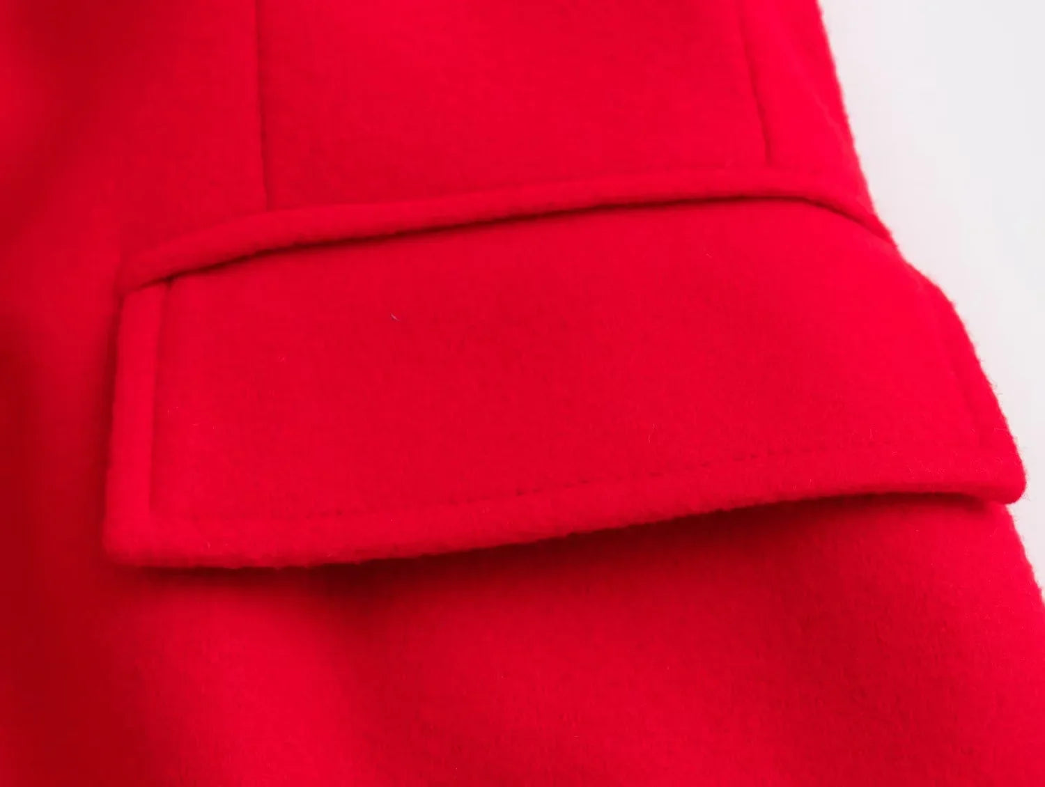 Sobretudo Longo Vermelho – Elegância Atemporal com Toque Casual