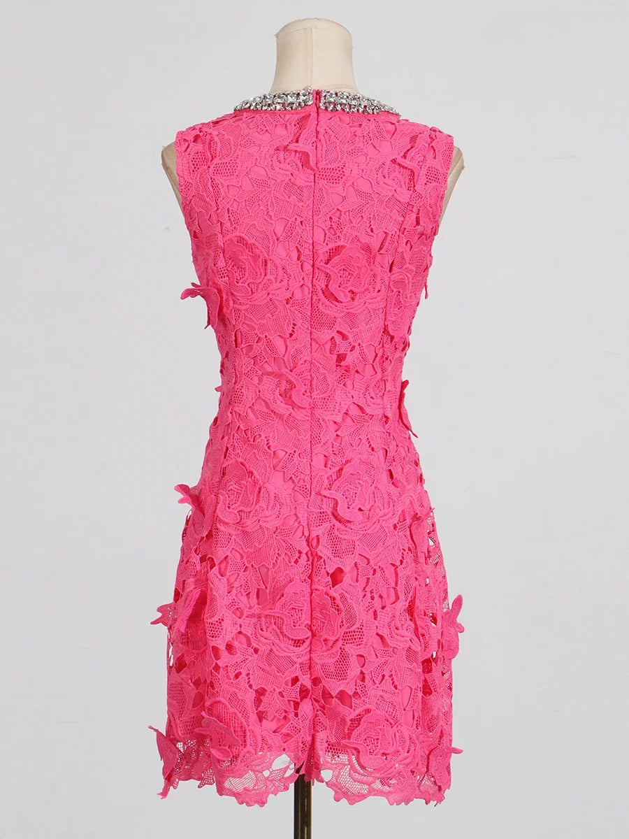 Vestido com Renda e Pedrarias – Design Elegante e Silhueta Refinada
