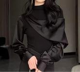 Blusa Preta com Gola Alta Média – Elegância Sofisticada para o Dia a Dia