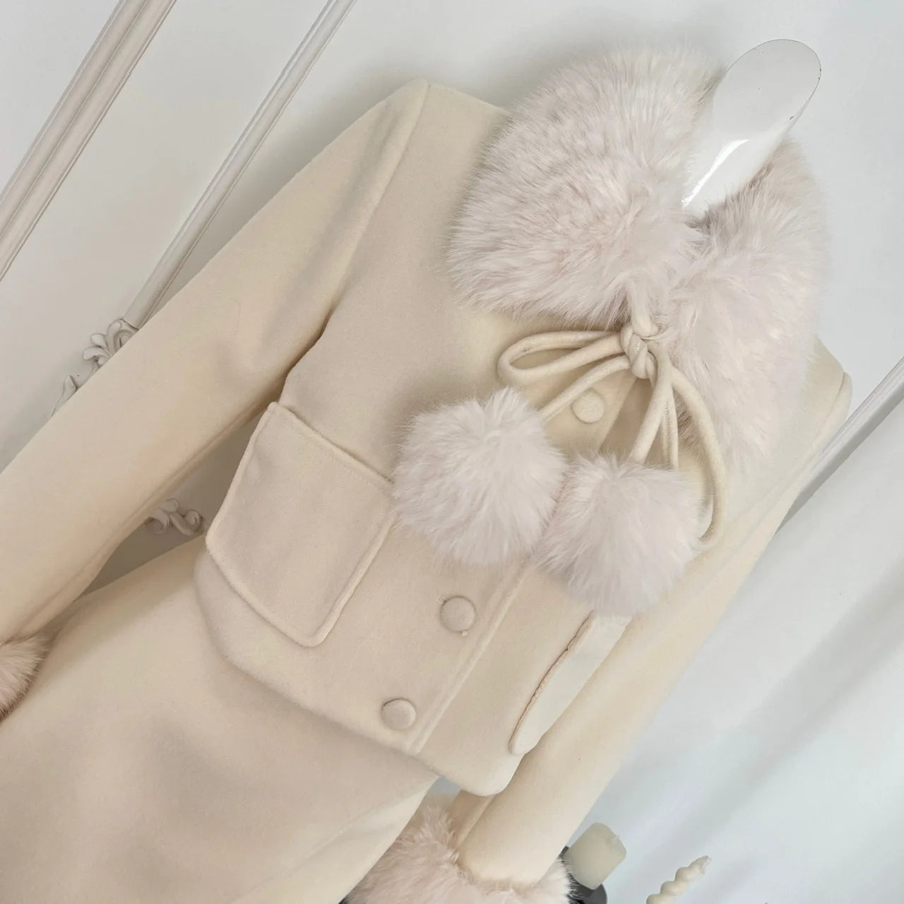 Conjunto Slim Feminino com Casaco de Pelo e Saia – Inverno
