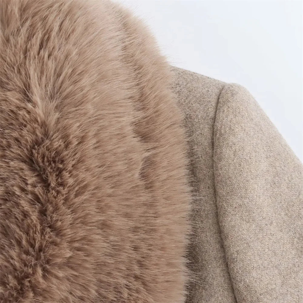 Sobretudo Feminino com Cinto e Gola de Pelo – Outono/Inverno