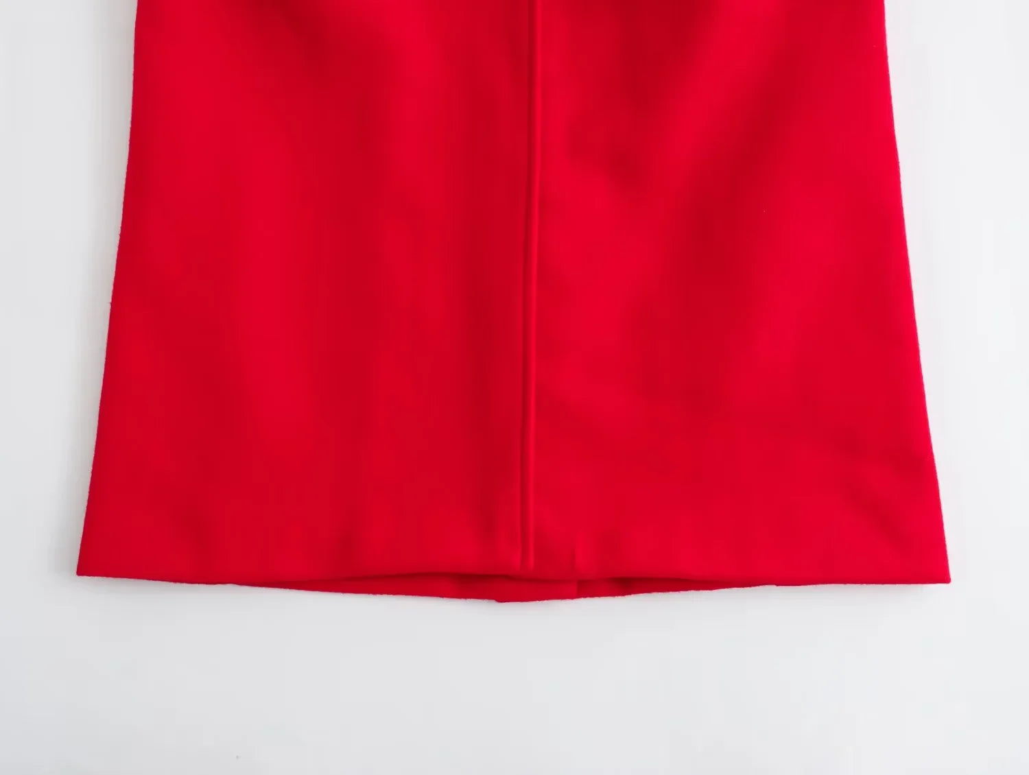 Sobretudo Longo Vermelho – Elegância Atemporal com Toque Casual