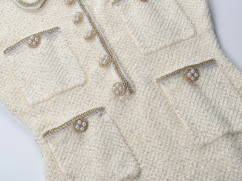 Vestido Tweed com Pérolas e Botões de Cristal – Silhueta Slim e Elegância Atemporal