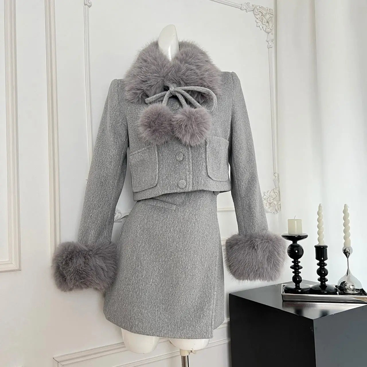 Conjunto Slim Feminino com Casaco de Pelo e Saia – Inverno