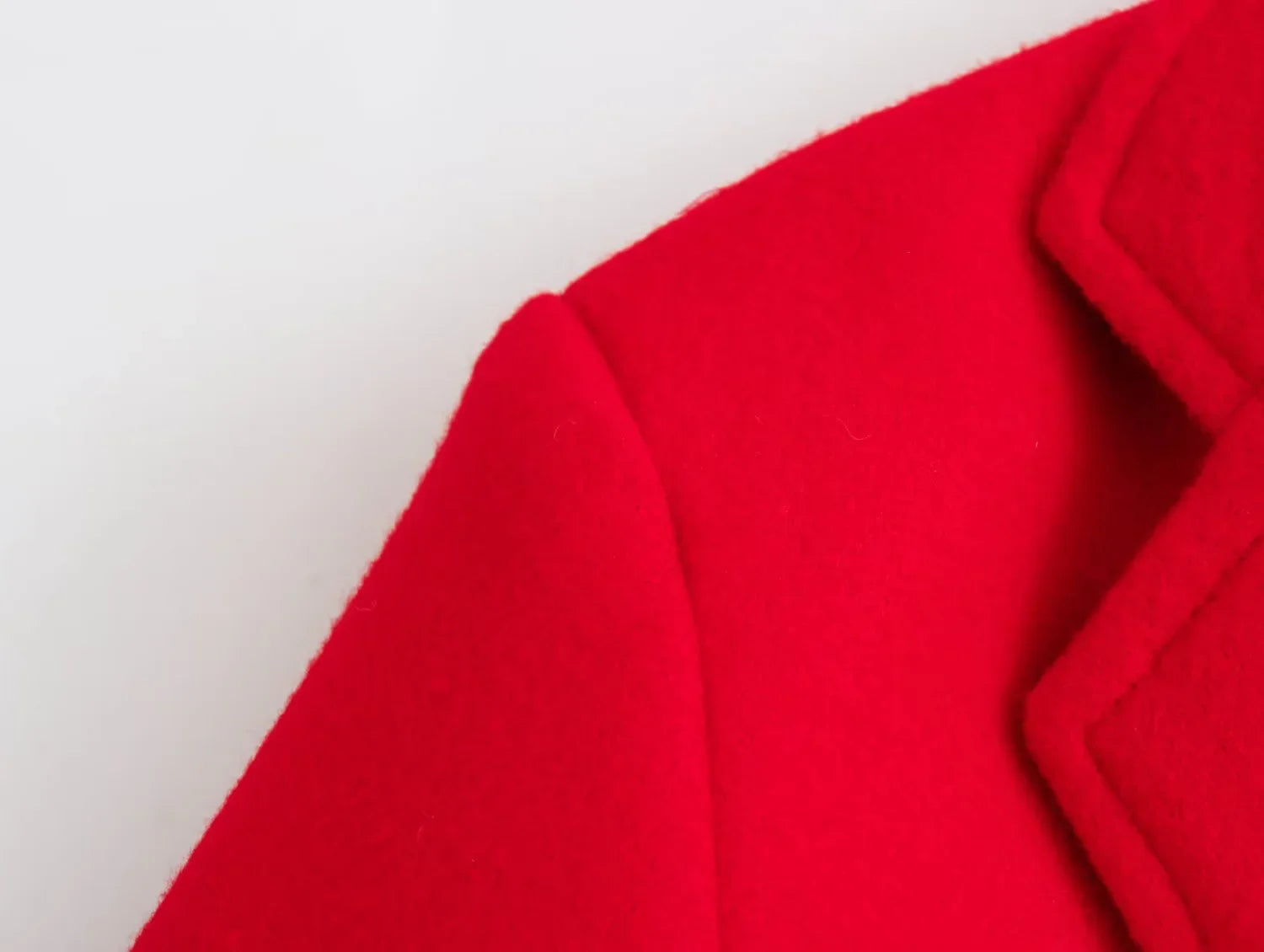 Sobretudo Longo Vermelho – Elegância Atemporal com Toque Casual