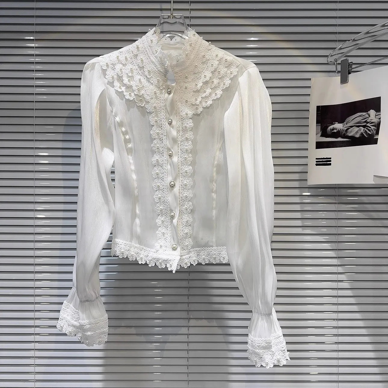Camisa em Seda Bordada com renda e botões em cristais