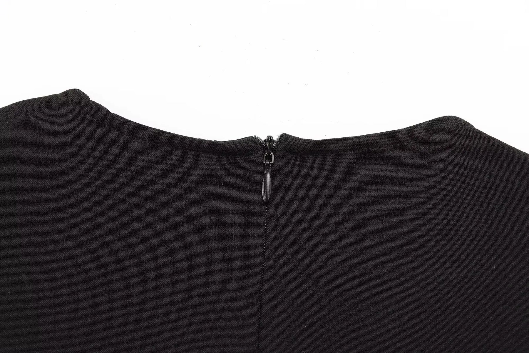 Vestido Midi com Cinto e Fenda – Elegância e Estilo em Cada Detalhe