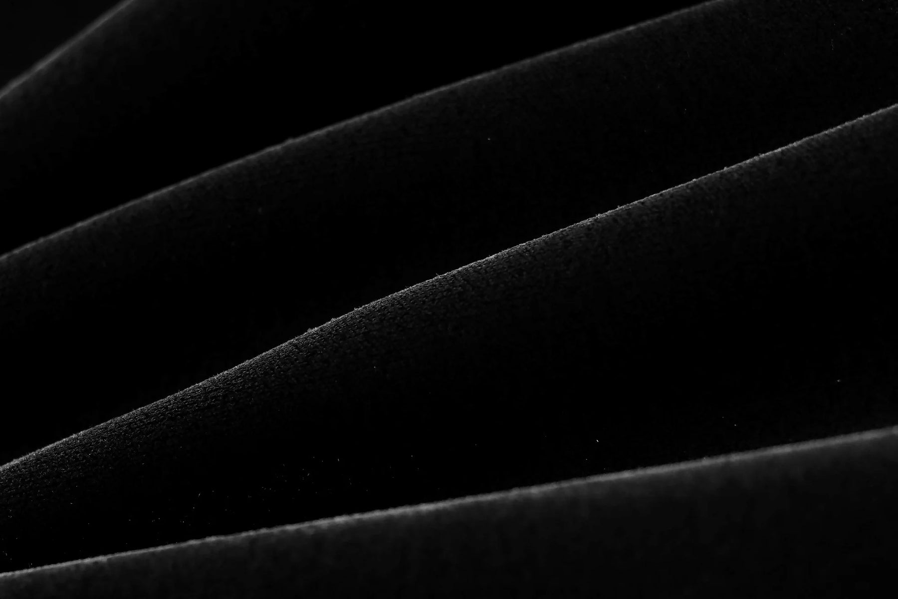 Conjunto em Veludo com Camisa de Manga Longa e Calça – Design Elegante com Detalhes Laterais