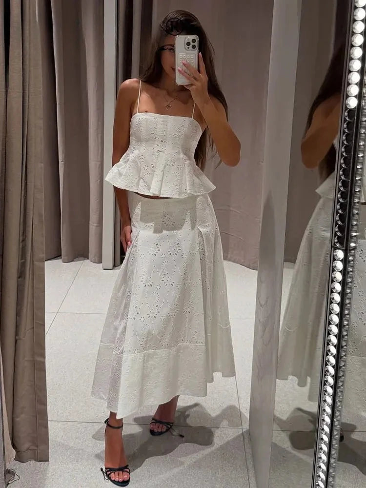 Conjunto – Top Bordado Cropped com Alças Finas + Saia Plissada de Cintura Alta, Modelo A-Line