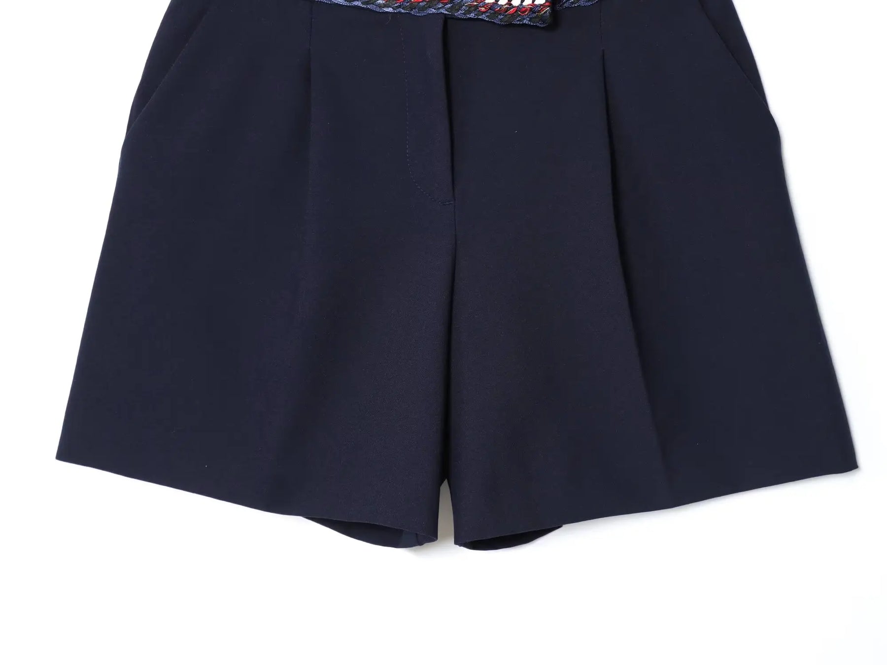 Conjunto – Shorts e Blusa Sem Mangas, Gola Redonda com Detalhes e Shorts de Cintura Alta com Bolsos Laterais