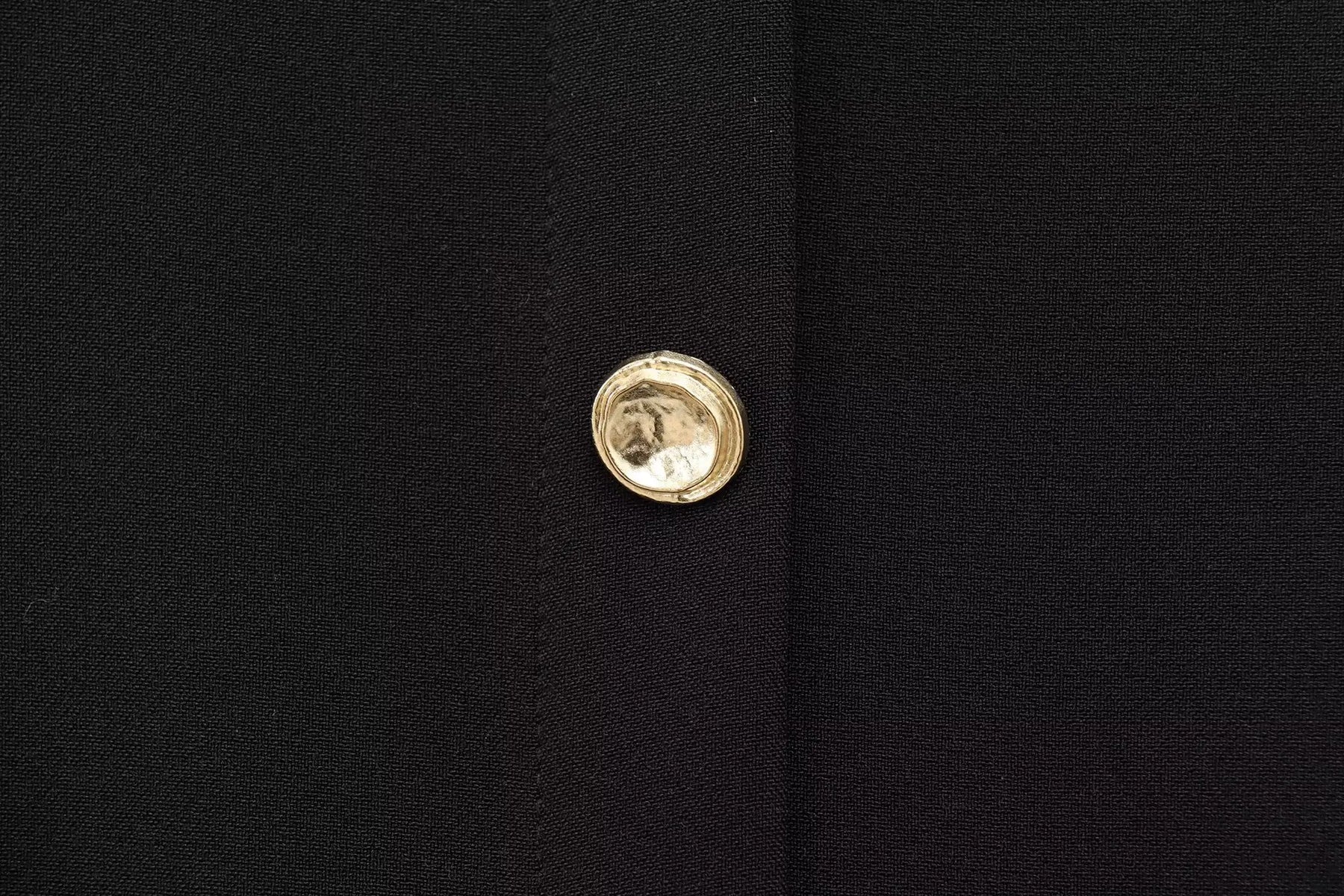Vestido Midi com Cinto e Fenda – Elegância e Estilo em Cada Detalhe