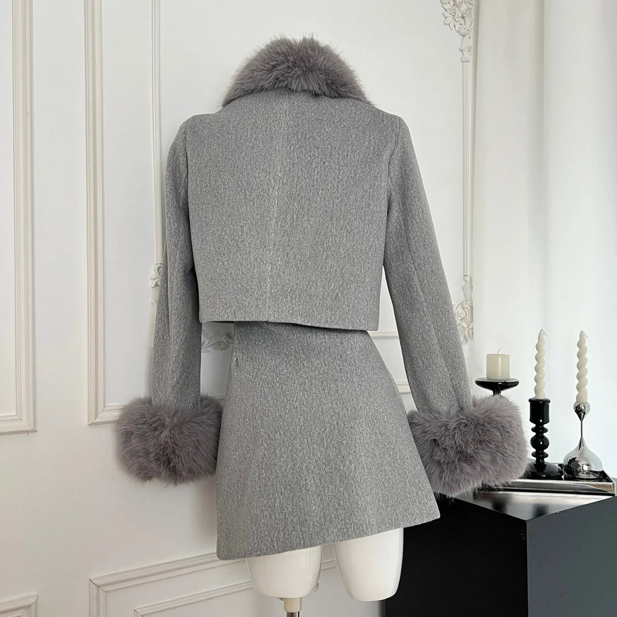 Conjunto Slim Feminino com Casaco de Pelo e Saia – Inverno