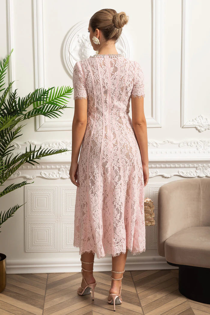 Vestido com Bordado Delicado – Decote Redondo, Manga Curta, Cintura Alta, Detalhes Vazados e Aplicações de Strass