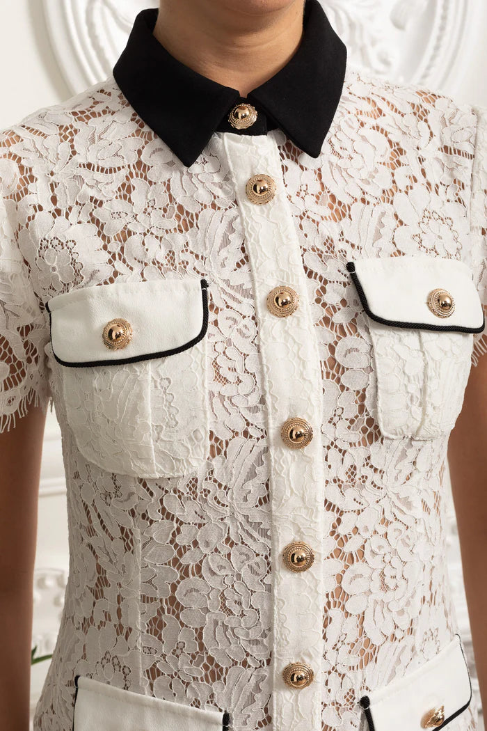 Vestido Mini – Branco com Renda Floral, Elegante, Manga Curta, Colarinho Clássico e Fechamento de Botão Único