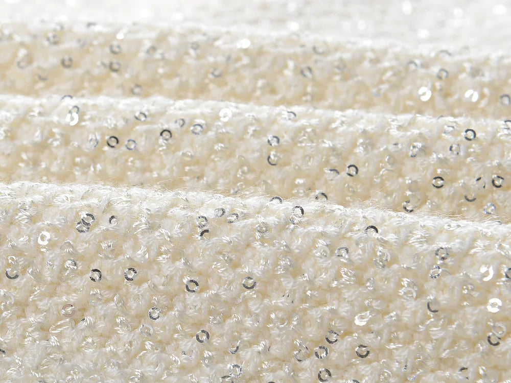 Vestido Tweed com Pérolas e Botões de Cristal – Silhueta Slim e Elegância Atemporal