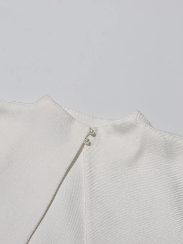 Vestido Longo Bicolor com Decote Reto – Cintura Alta e Saia Plissada em Silhueta Escultural