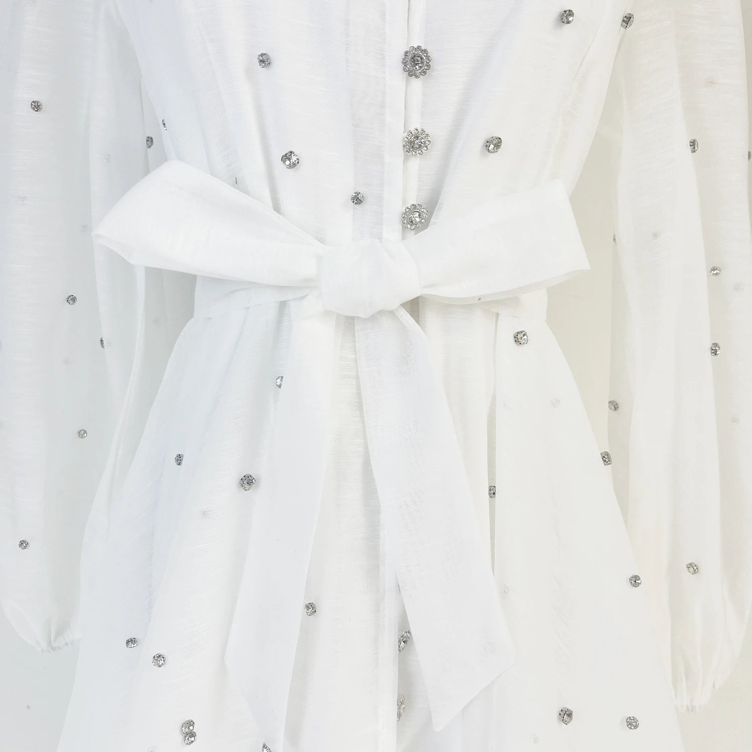 Vestido Lehor – Bordado com Strass, Mangas Lanternas Longas e Botões de Strass