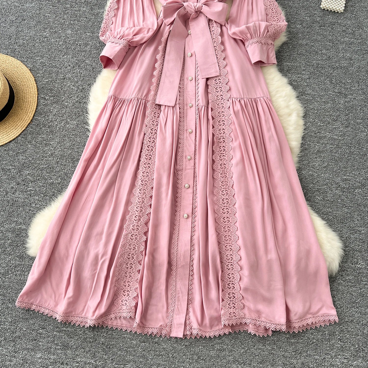Vestido Longo com Renda e Botões Frontais – Modelagem A-line e Cintura Ajustável