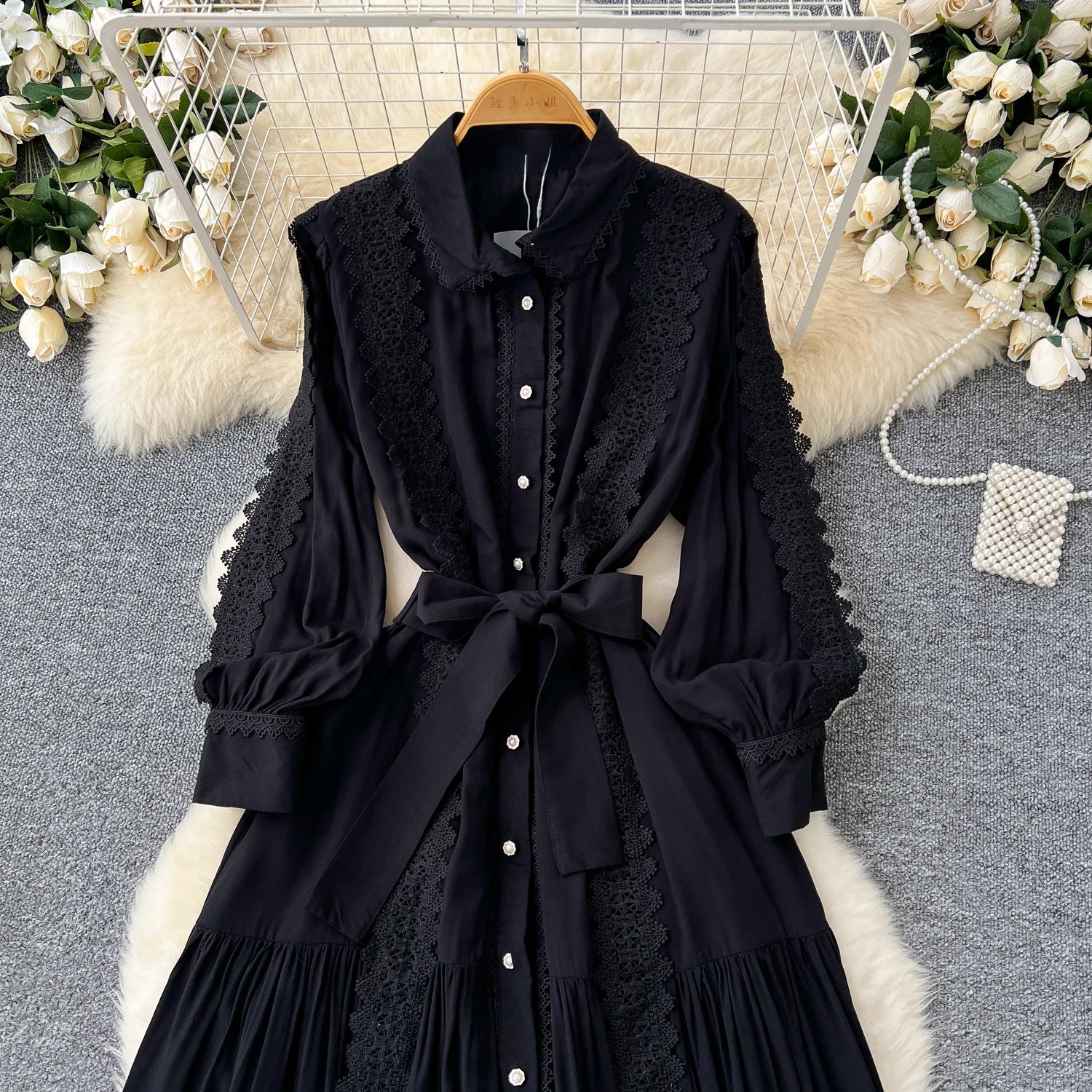 Vestido Longo com Renda e Botões Frontais – Modelagem A-line e Cintura Ajustável
