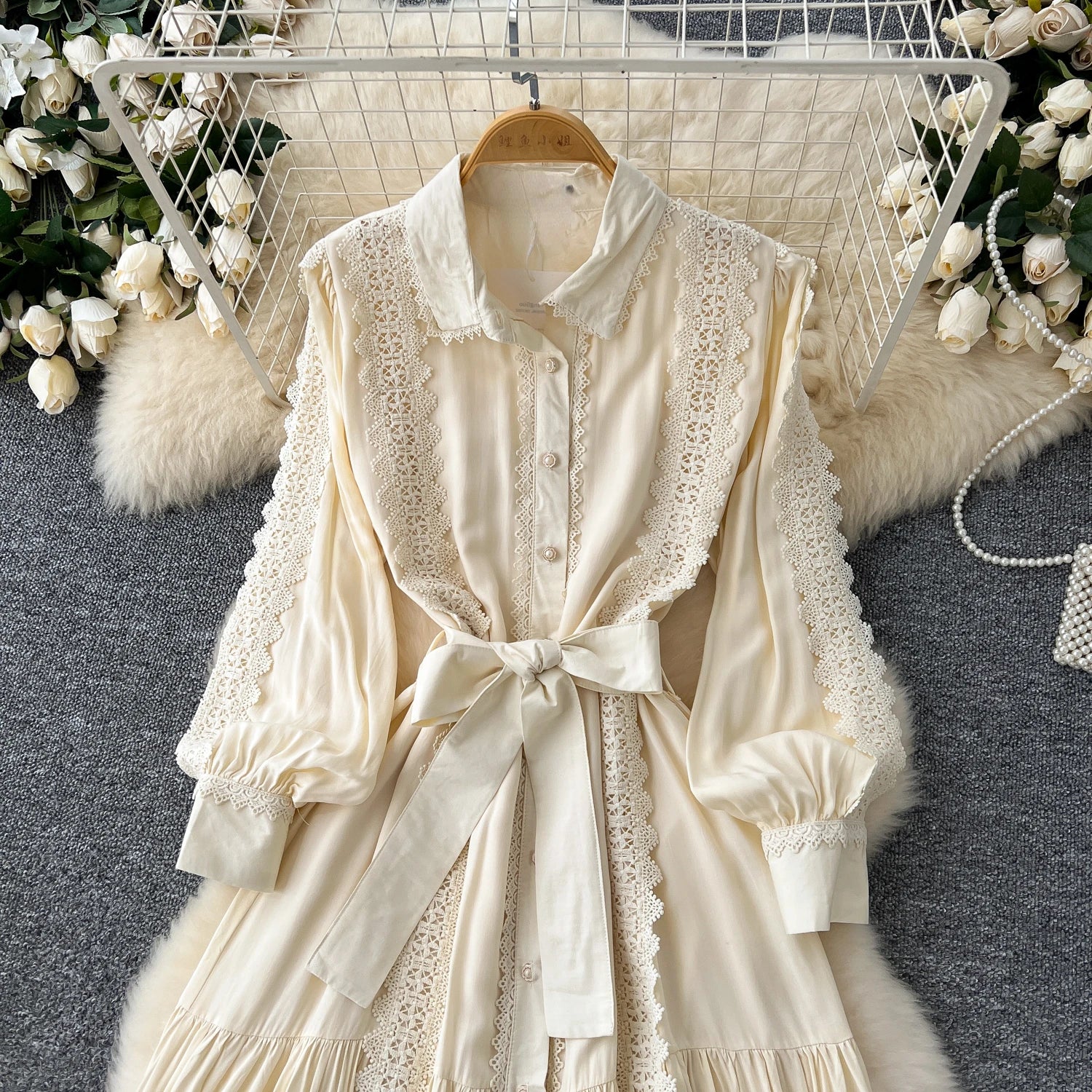 Vestido Longo com Renda e Botões Frontais – Modelagem A-line e Cintura Ajustável
