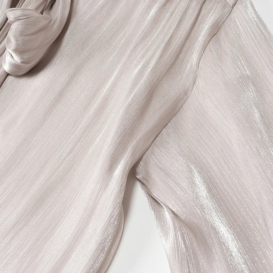 Conjunto Blusa e Saia Plissada - Brilho Sutil e Silhueta Moderna