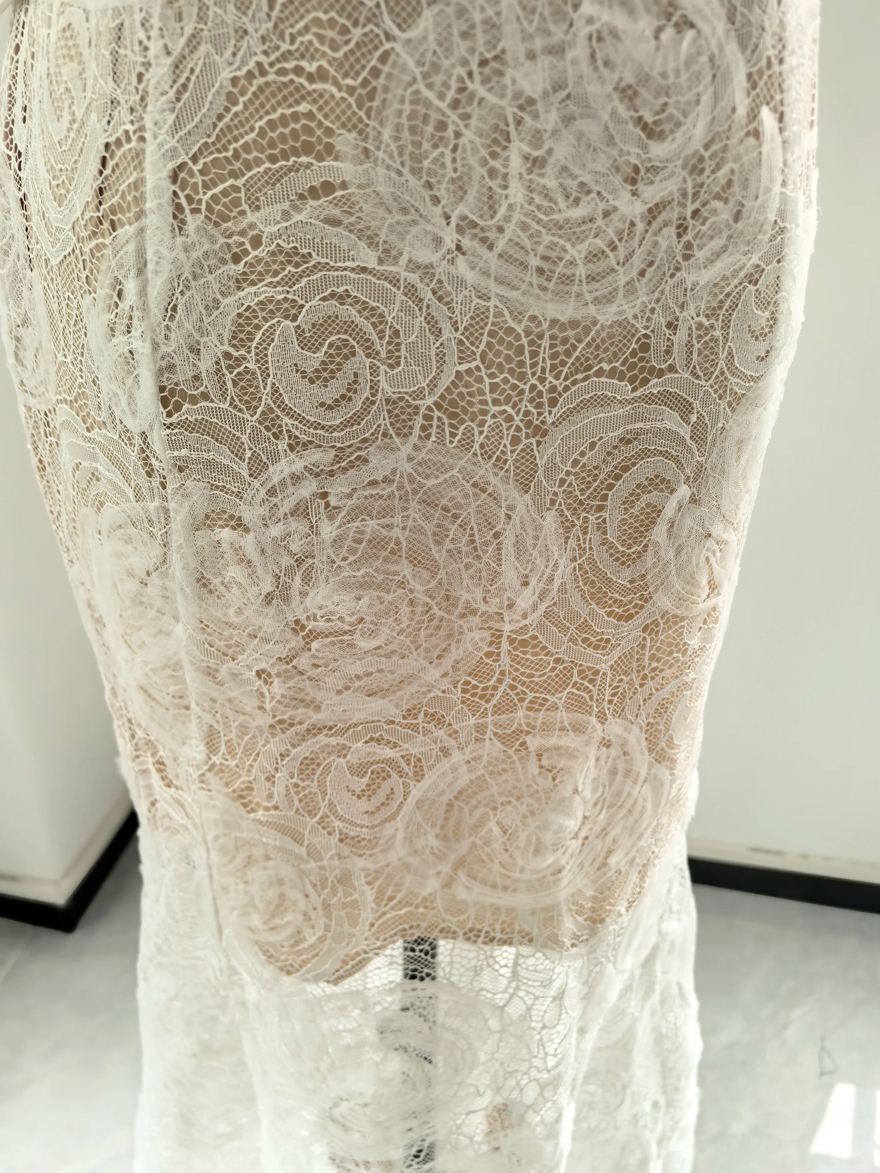 Vestido Longo – Luxo, Bordado em Renda, Detalhes com Diamantes e Cristais, Manga Curta Transparente, Modelo Midi