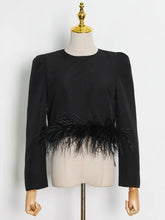 Blusa Minimalista com Plumas – Estilo e Sofisticação