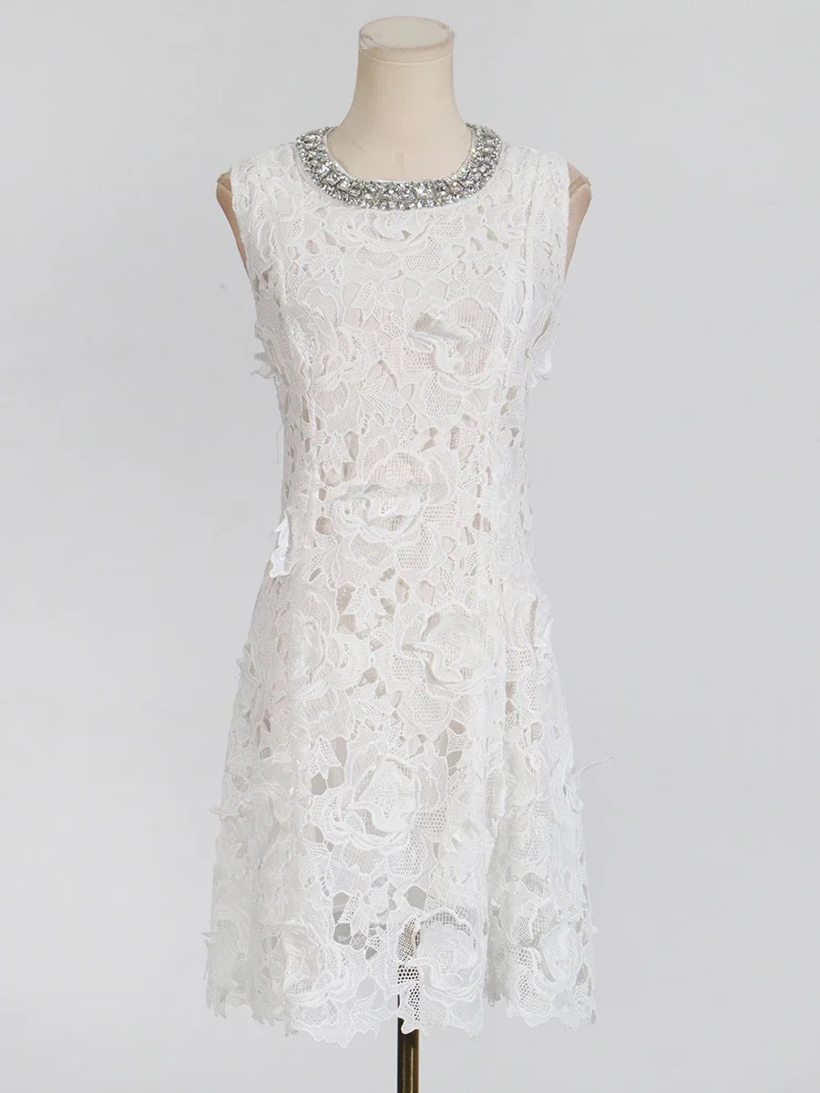 Vestido com Renda e Pedrarias – Design Elegante e Silhueta Refinada
