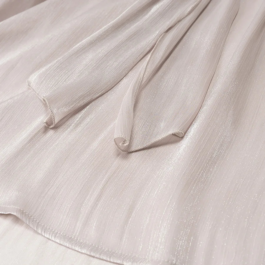 Conjunto Blusa e Saia Plissada - Brilho Sutil e Silhueta Moderna