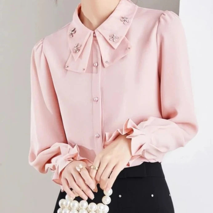 Blusa Elegante com Gola Polo e Bordados Delicados