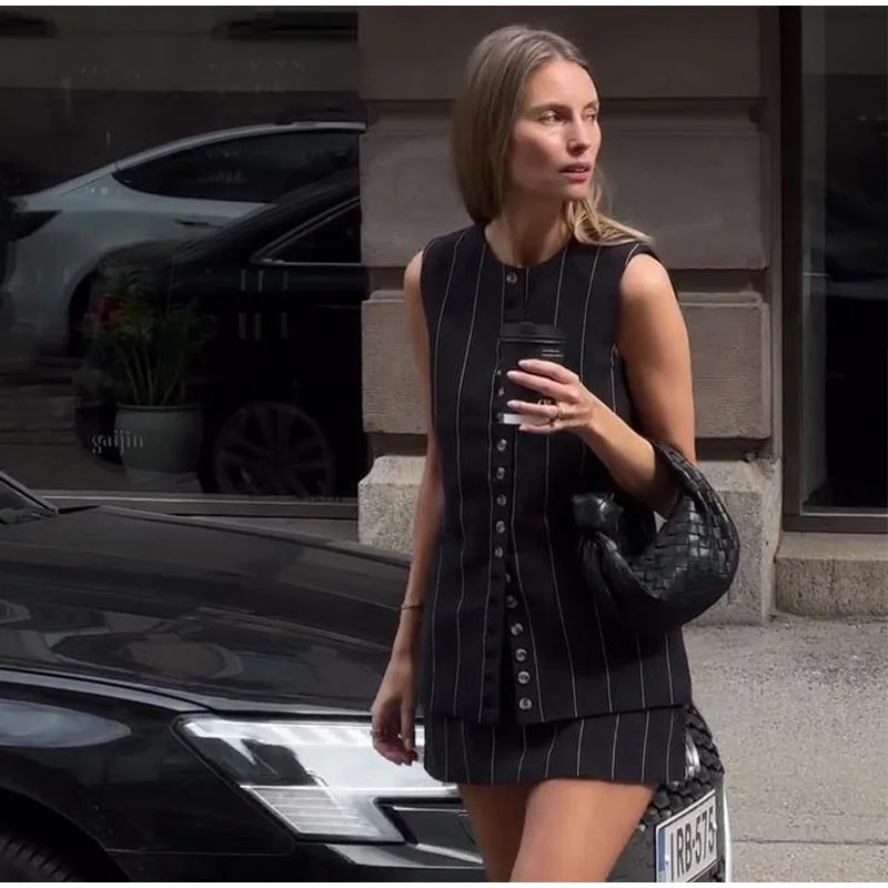 Conjunto Listrado - Colete e Mini Saia, Sem Mangas, Casual Elegante