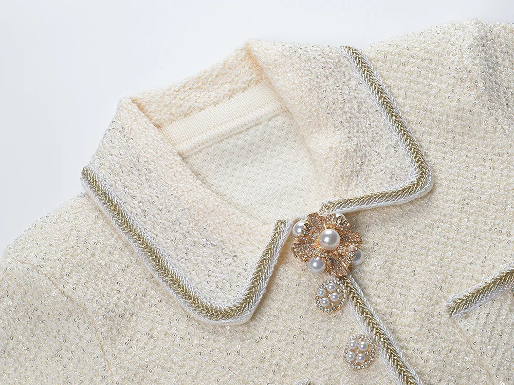 Vestido Tweed com Pérolas e Botões de Cristal – Silhueta Slim e Elegância Atemporal