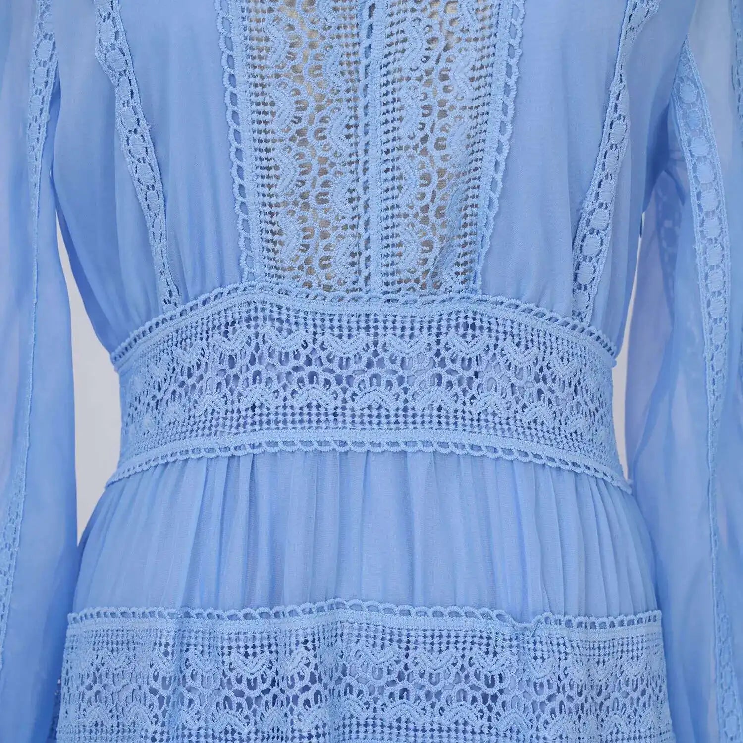 Vestido Longo com Bordado em Renda – Elegância Modesta