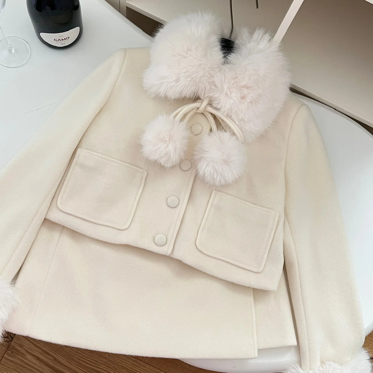Conjunto Slim Feminino com Casaco de Pelo e Saia – Inverno
