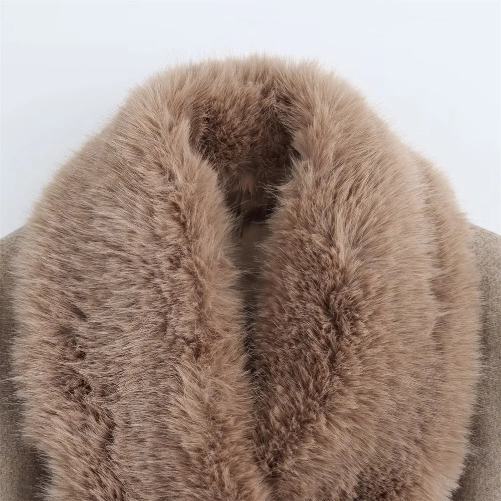 Sobretudo Feminino com Cinto e Gola de Pelo – Outono/Inverno