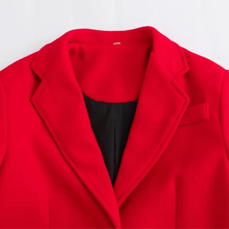 Sobretudo Longo Vermelho – Elegância Atemporal com Toque Casual