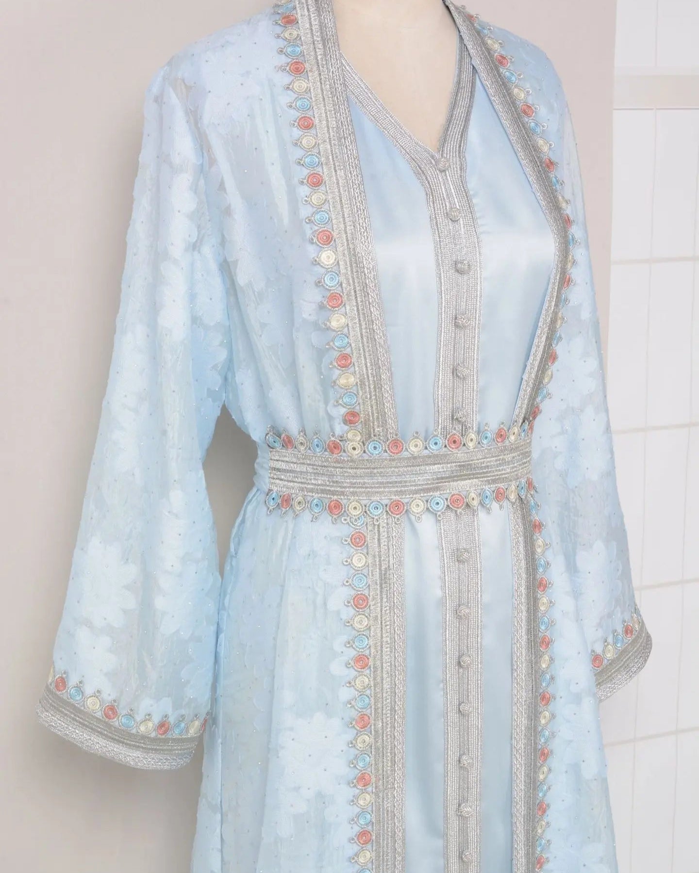 Conjunto – Vestido com Camada Externa de Elegância Sutil
