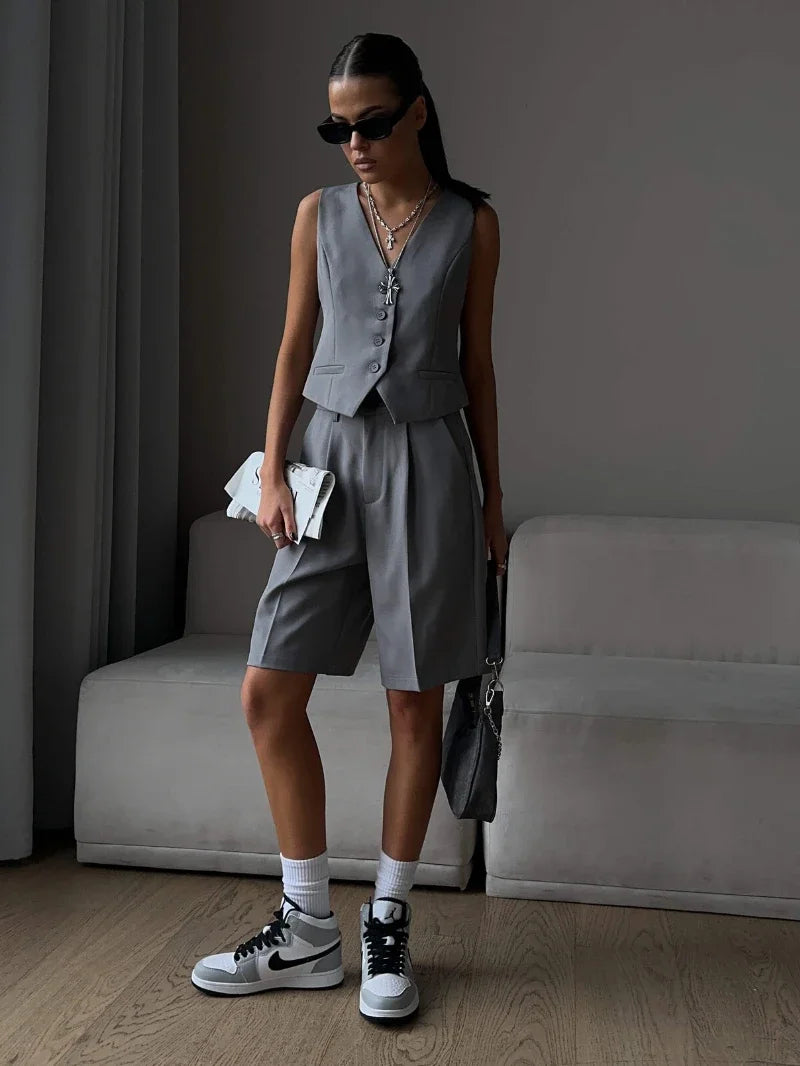 Conjunto Alfaiataria bermuda e colete elegante