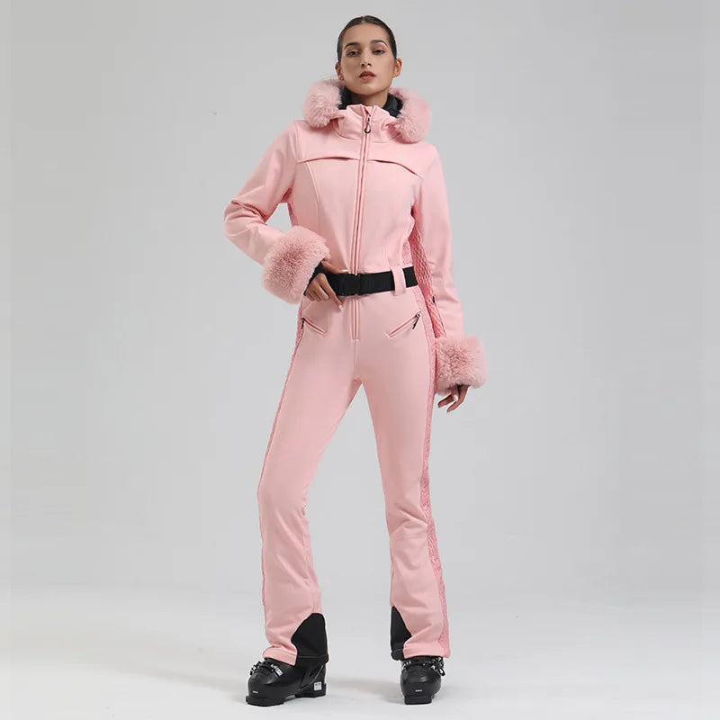 Macacão de Esqui Feminino GSOU SNOW – One Piece Slim, Impermeável, À Prova de Vento, Forrado e com Capuz de Pele