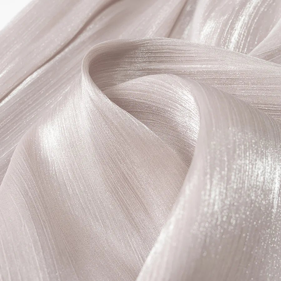 Conjunto Blusa e Saia Plissada - Brilho Sutil e Silhueta Moderna