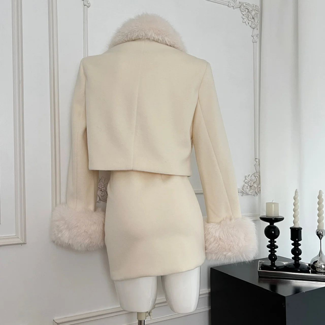 Conjunto Slim Feminino com Casaco de Pelo e Saia – Inverno