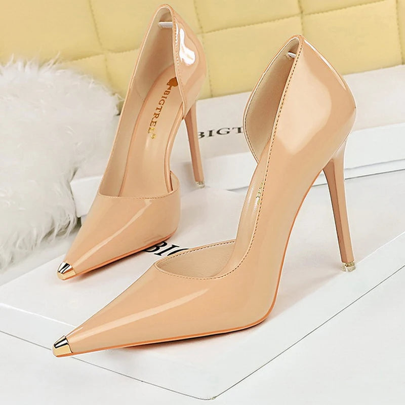 Scarpin – Salto Fino em Verniz Preto, Bico Fino Metalizado e Elegante